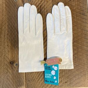 Miss Aris vintage white leather gloves
New with tags!
womens xs